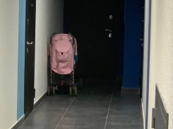 Жительница Новороссийска получила предписание убрать коляску из подъезда