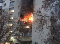 Страшный пожар разгорелся в одном из общежитий Новороссийска 