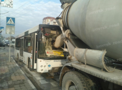 Муниципальный транспорт умудрился догнать бетононасос в Новороссийске