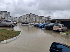 Снег и дождь затопили Новороссийск: русла рек переполнились, а ливнёвки не справляются