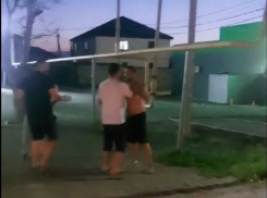 В ст. Раевской мужчина кидался на новороссийцев и «козырял» связями в полиции