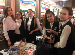 В помощь нуждающимся детям: в новороссийской школе прошла благотворительная ярмарка