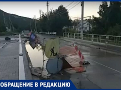 Третью неделю новороссийцы объезжают огромную яму в Мысхако