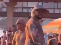 «На пляж в пиджаке»: Филипп Киркоров был замечен на пляже в Сочи