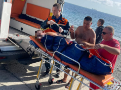 Когда отдых у моря не в радость: в Новороссийске на мужчину упал камень со скалы