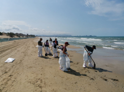 900 тонн нефти остаётся в Чёрном море: владелец танкера планирует поднять часть судна