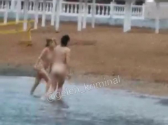 «Это форель из Сочи»: у соседей Новороссийска две девушки купались в море совсем голыми