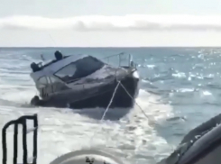 Сигнал бедствия: катер из Новороссийска спас пассажиров с тонущей яхты