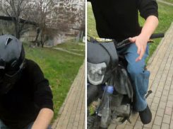 Мотоциклист из Новороссийска обиделся на замечание и въехал в прохожего на тротуаре 