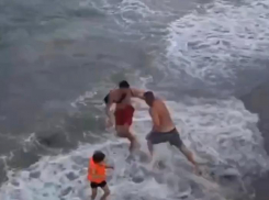 Спасателя избили за запрет на купание: как часто лезут в воду «непослушники» Новороссийска