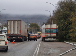Аварии, пробки и нарушение ПДД: грузовики испытывают терпение новороссийцев 