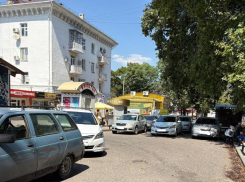 Новороссийцы возмущены: через шлагбаум возле жилого дома охранники пропускают на парковку всех желающих за деньги ﻿