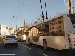 В Новороссийске из-за отключения света на проспекте Ленина встали троллейбусы