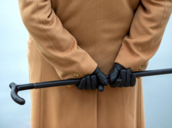 Ловкий «джентльмен» с тростью «обчистил» машину в Новороссийске на сто тысяч рублей