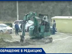 Скорая не проедет: под Новороссийском прямо на дороге начали строить дом