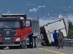 Из-за ветра новороссийцев не пустят в Геленджик на общественном и грузовом транспорте