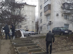 Помогли добрые люди: новороссийцы благодарят за ступеньки и спуск для колясок 