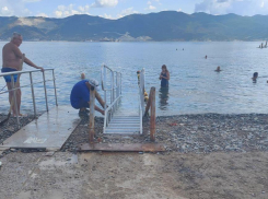 Инвалиды дождались спуска на пляже «Суджуская коса» в Новороссийске 