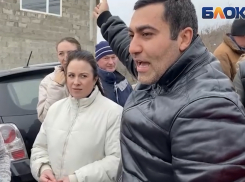 Строительство идет, машины проезжают впритирку: как развиваются события вокруг «дома на дороге» в Новороссийске