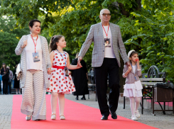 Фестиваль «Малая земля» – это про любовь к Родине: актеры театра и кино прошлись по красной ковровой дорожке в Новороссийске