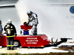 Пенная атака и борьба с огнём: на нефтяном резервуаре КТК тушили «пожар»