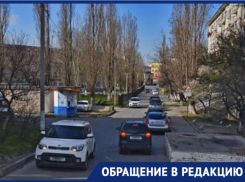 -Паркуются где хотят, - жительница Новороссийска о ситуации в районе десятой школы 