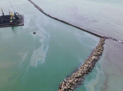ЧП в Черном море: нефтепродукты разлились у берегов Туапсе 