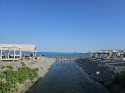 Мальки не смогут выйти в Чёрное море: проран в Новороссийске вновь занесло галькой 