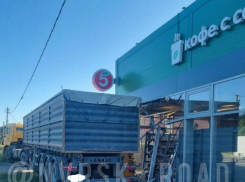 КАМАЗ «залетел» за кофе на трассе «Краснодар - Верхнебаканский» 