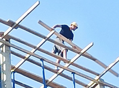 Доски со стройки летают над головами жителей Мысхако 