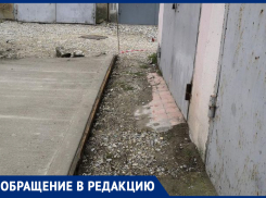Ремонт на «ура»: новороссийцам забаррикадировали двери в гаражи дорогой