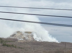 Площадь пожара на свалке в Новороссийске не уменьшается 