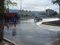 Самую длинную улицу Новороссийска снова заливает канализация