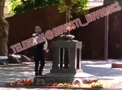 В Новороссийске мужчина подкурил сигарету от Вечного огня 