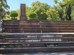 «Это же город-герой!» - житель Новороссийска возмутился состоянием ступеней у братской могилы