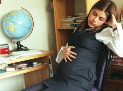 Беременна в школе: несовершеннолетним мамам решили платить деньги. Милонов против