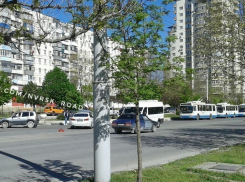 Столкновение «Опеля» и «БМВ» перекрыло движение троллейбусов в Новороссийске