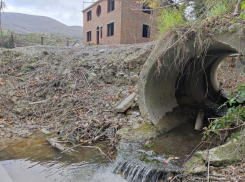 В Мысхако расширяли русло реки и пустили в него потоки нечистот