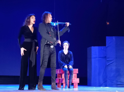 Актер, певица и музыкант – трио из экспериментального театра “МЭТОД” дало представление в Новороссийске