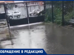 Дождевая вода бежит мимо ливнёвок прямиком во дворы Новороссийска