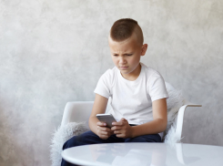 Вместо настоящего телефона школьник из Новороссийска достал из игрового автомата муляж