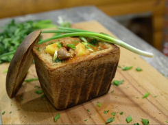 Готовим на мангале:  Суп-гуляш в хлебе