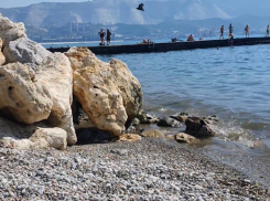 «Вонища, г*внище, и дети купаются»: почему на горпляже Новороссийска не отдыхают местные 