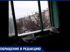 Подъезд новороссийцев замело снегом: «НУК» не успел заменить окна