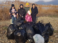 Жители Новороссийска очистили берег Суджукской лагуны от мусора
