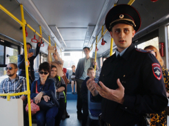 «Мошенники» сыграли представление в новороссийском троллейбусе