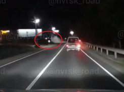 Перевернулся в воздухе и встал на колёса: ДТП под Новороссийском попало на регистратор