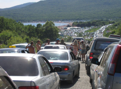 До Новороссийска, Анапы и Геленджика не добраться: огромные пробки блокируют дороги к морю 
