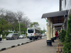 Снёс часть бордюра и уехал: водитель автомобиля в Новороссийске катается как хочет 