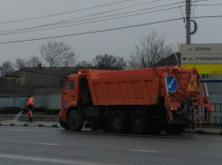 В Новороссийске коммунальщики решили помыть тротуары под проливным дождем 